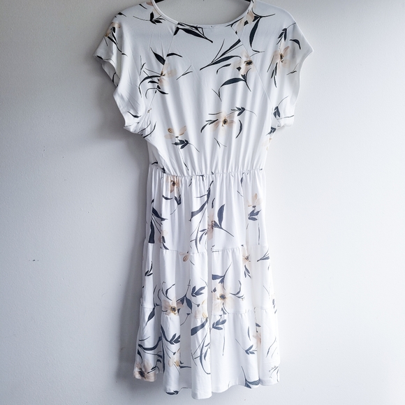 🚫 SOLD: White Floral Skater Dress - Picture 2 of 5